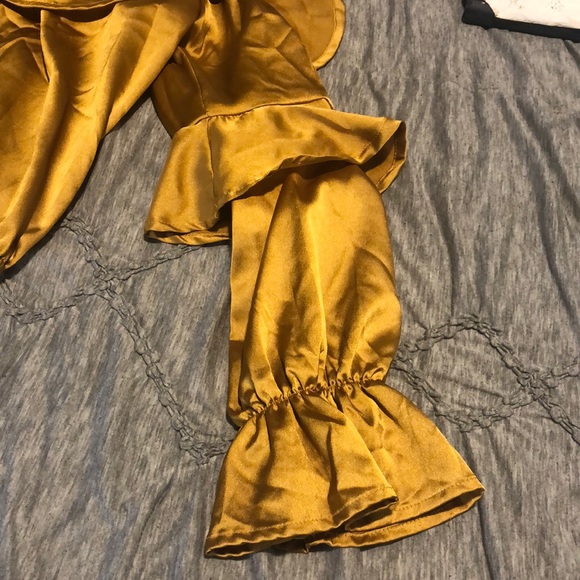 Fun gold going out crop top - Picture 4 of 5